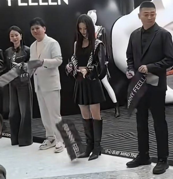 股融贷 近日金晨受邀剪彩，剪下彩带后竟直接丢地上！